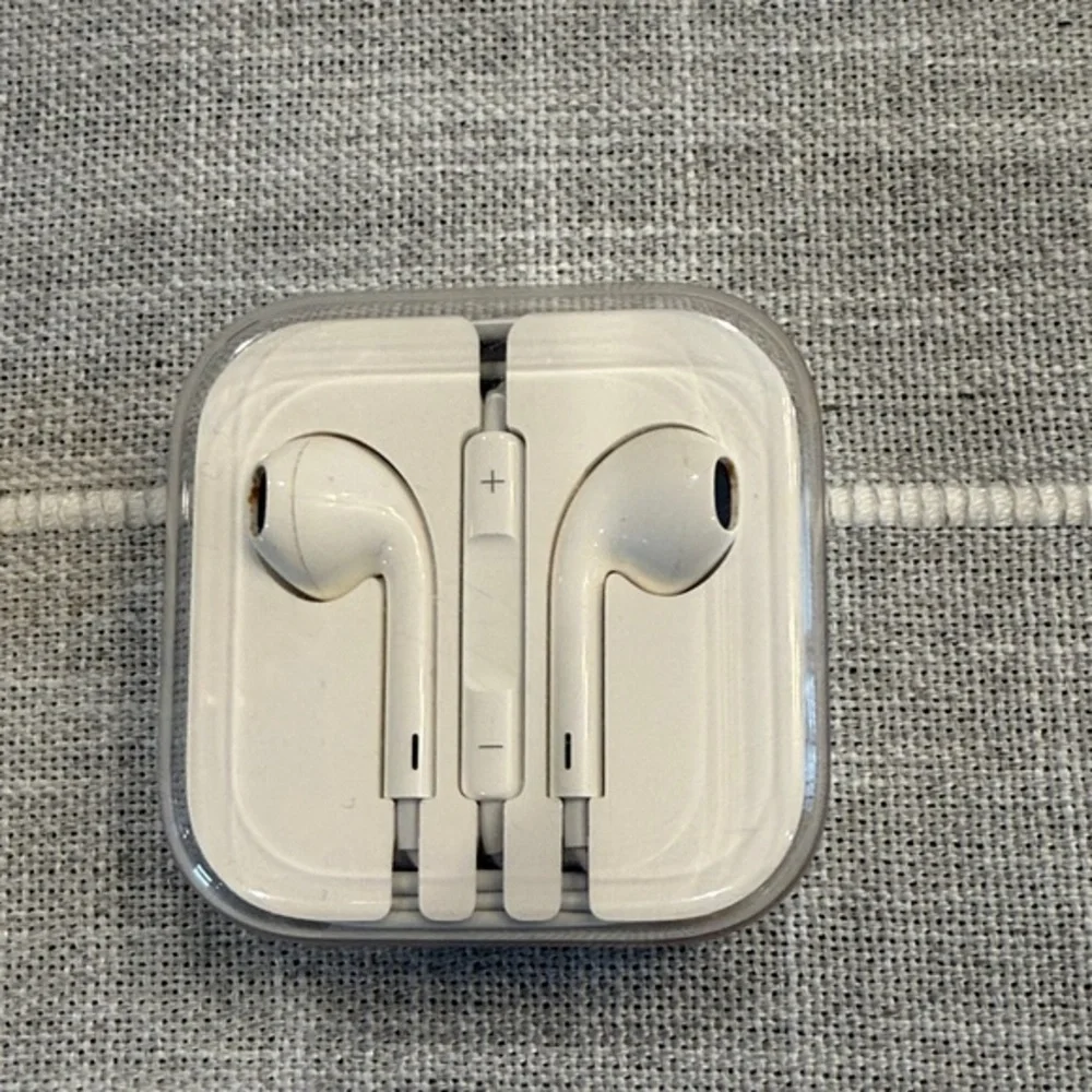 Apple White Wired Earbuds with Case